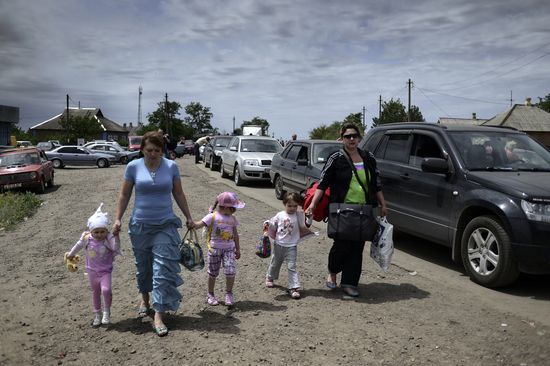 Refugees at Izvarino checkpoint in Lugansk Region
