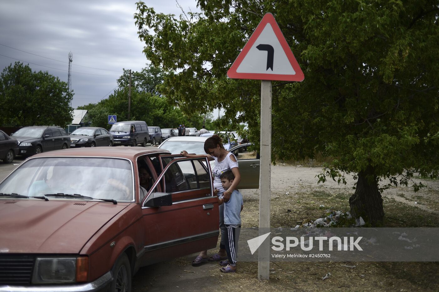 Refugees at Izvarino checkpoint in Lugansk Region