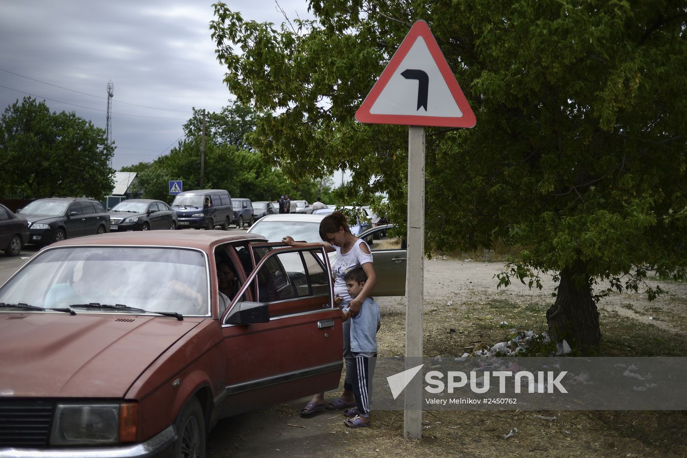 Refugees at Izvarino checkpoint in Lugansk Region