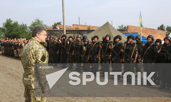 Ukraine's president Poroshenko visits National guard HQ in Donetsk Region