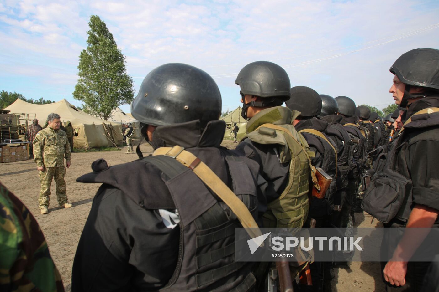 Ukraine's president Poroshenko visits National guard HQ in Donetsk Region