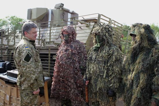 Ukraine's president Poroshenko visits National guard HQ in Donetsk Region