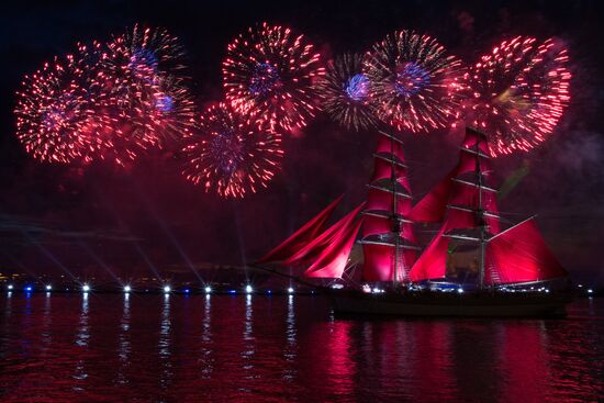"Scarlet Sails" school graduates' party in St Petersburg