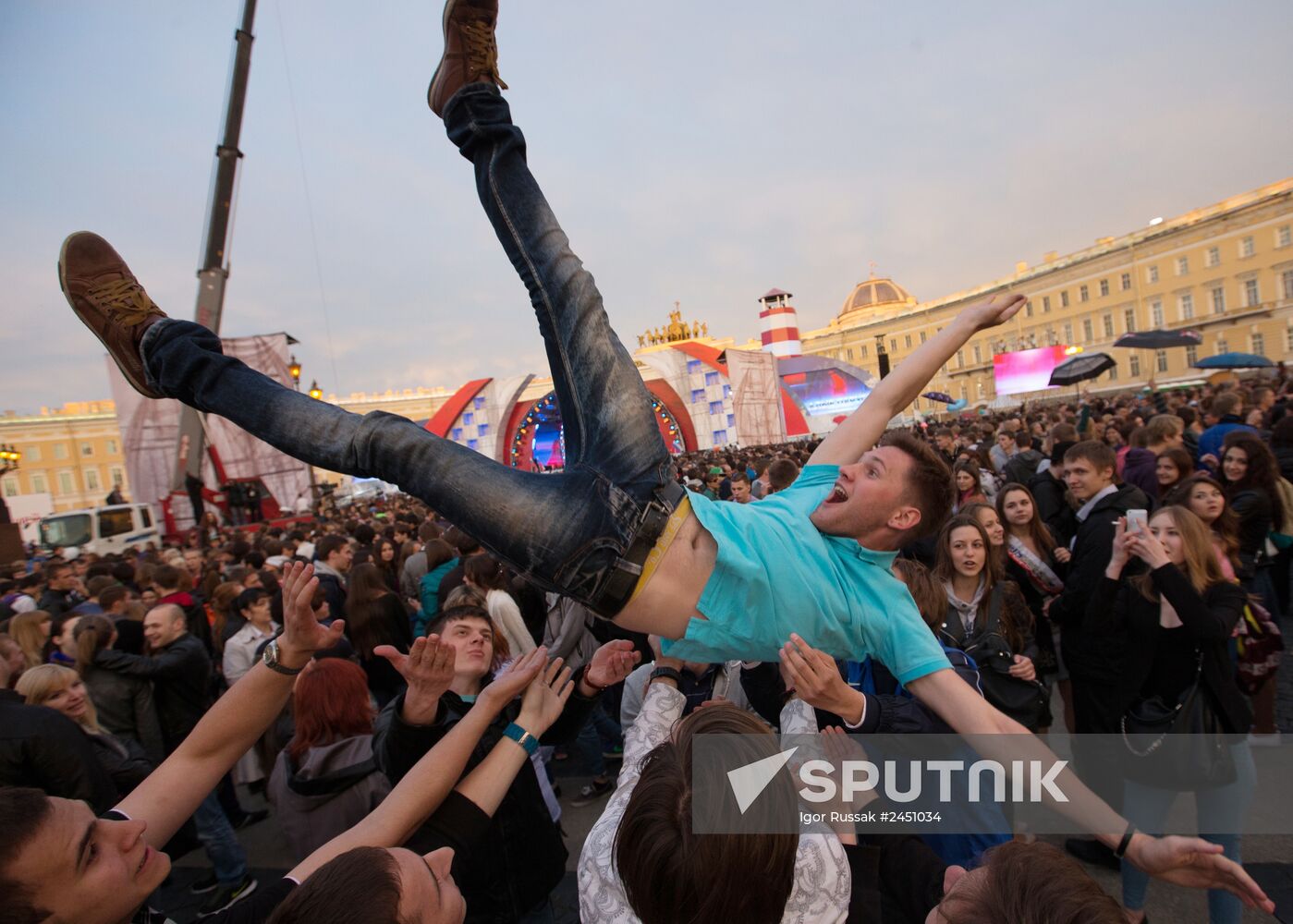 "Scarlet Sails" school graduates' party in St Petersburg