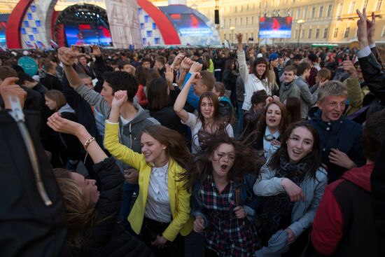 "Scarlet Sails" school graduates' party in St Petersburg