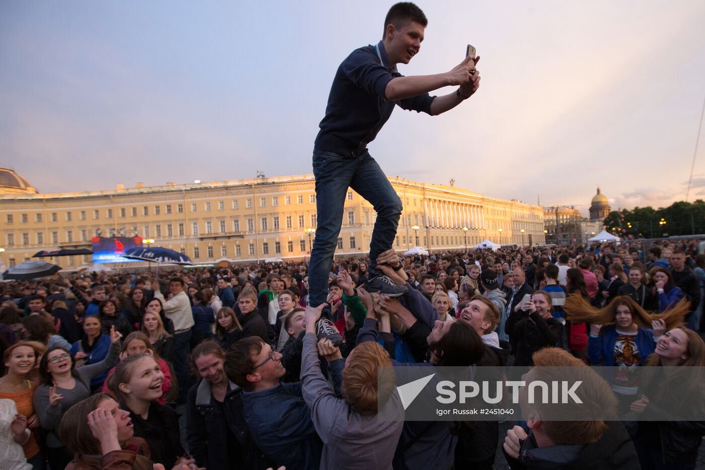 "Scarlet Sails" school graduates' party in St Petersburg