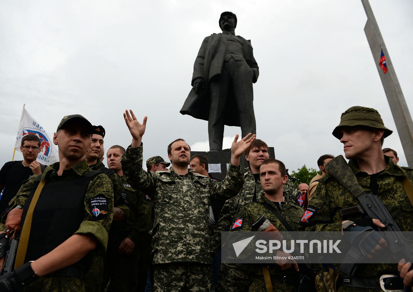 Donbass militia in Donetsk take oath for service