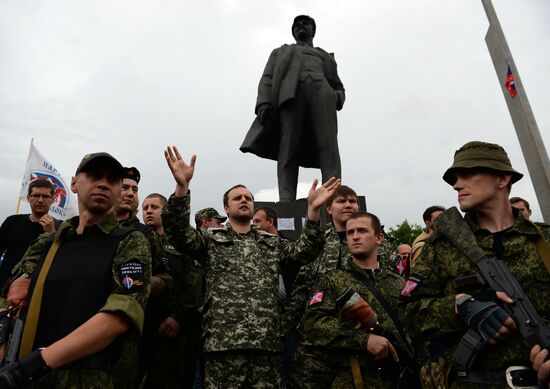 Donbass militia in Donetsk take oath for service