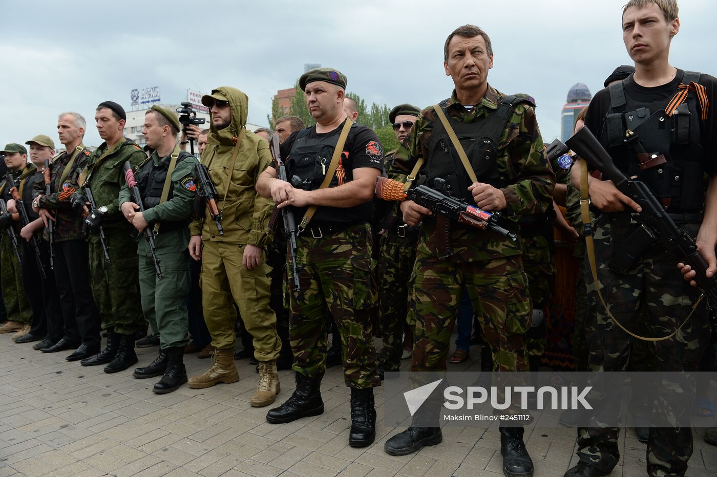 Donbass militia i nDonetsk take oath for service