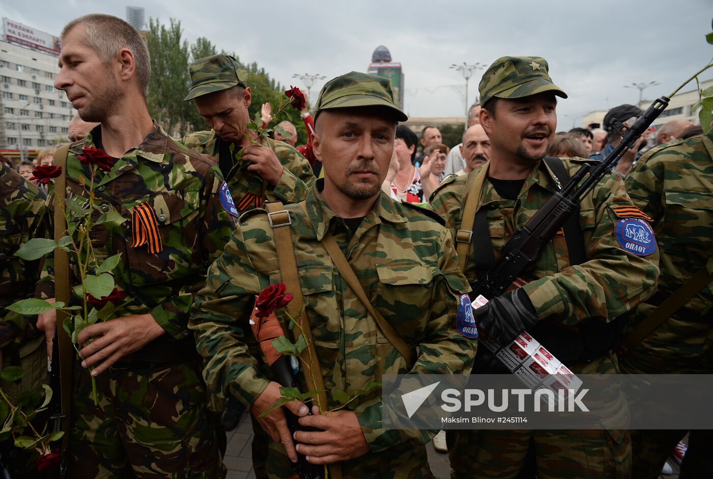 Donbass militia i nDonetsk take oath for service