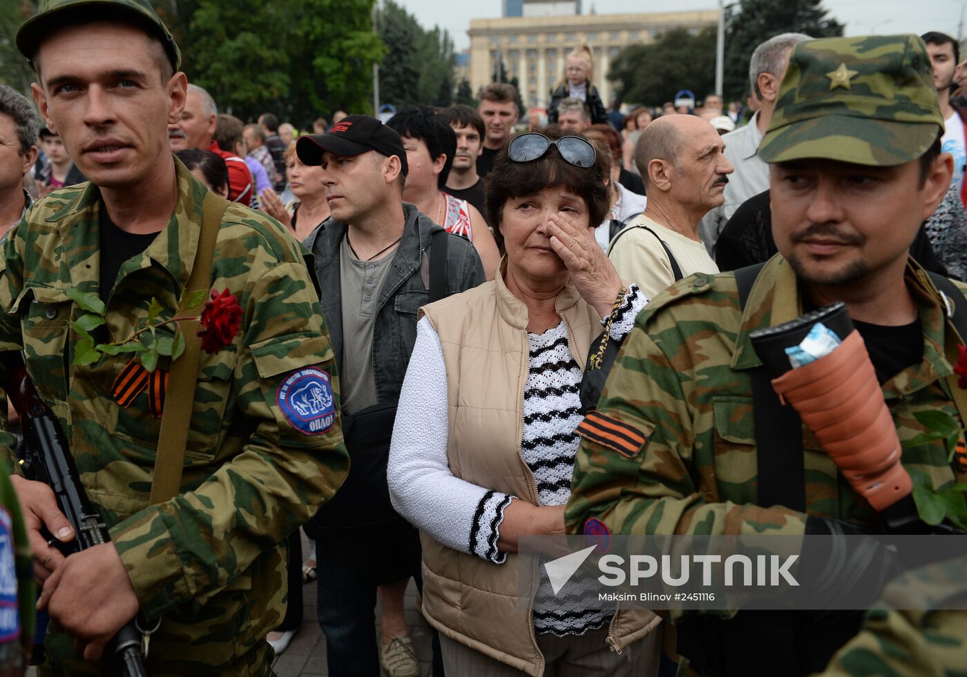 Donbass militia i nDonetsk take oath for service