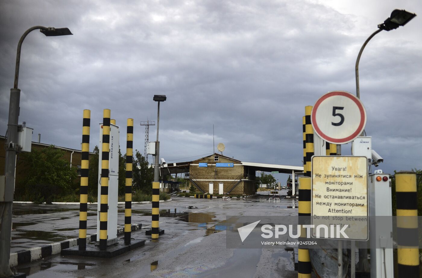 Izvarino border crossing point after shelling