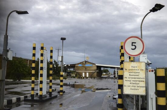 Izvarino border crossing point after shelling