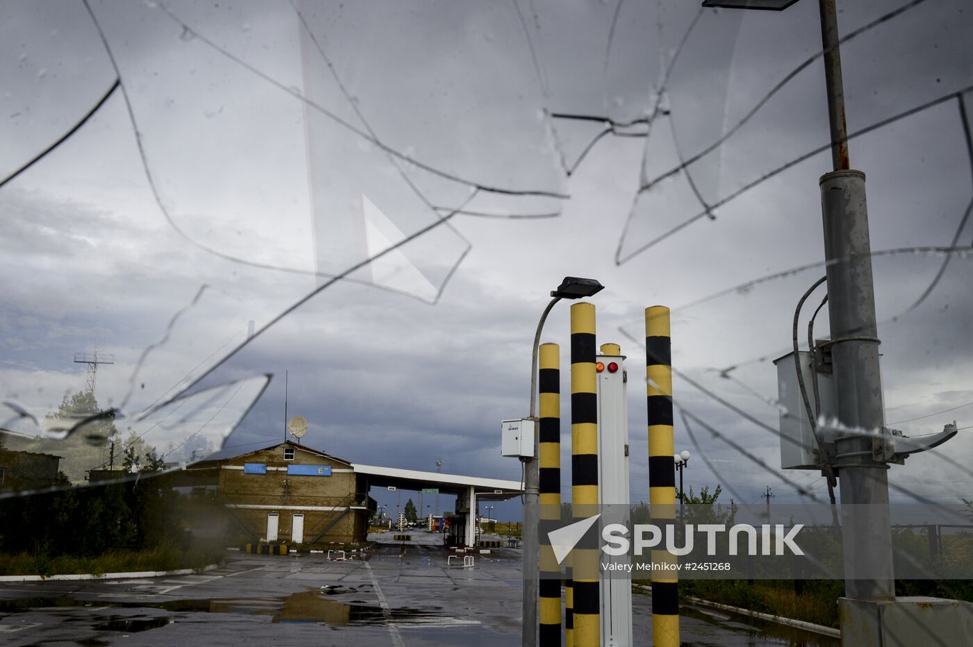 Izvarino border crossing point after shelling