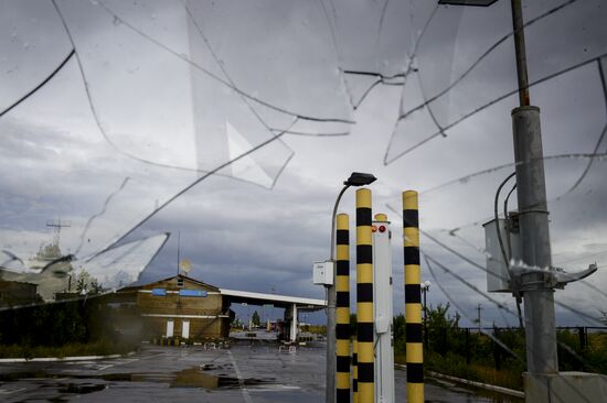 Izvarino border crossing point after shelling
