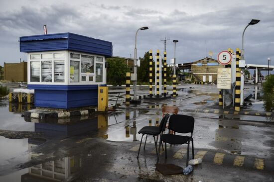 Izvarino border crossing point after shelling