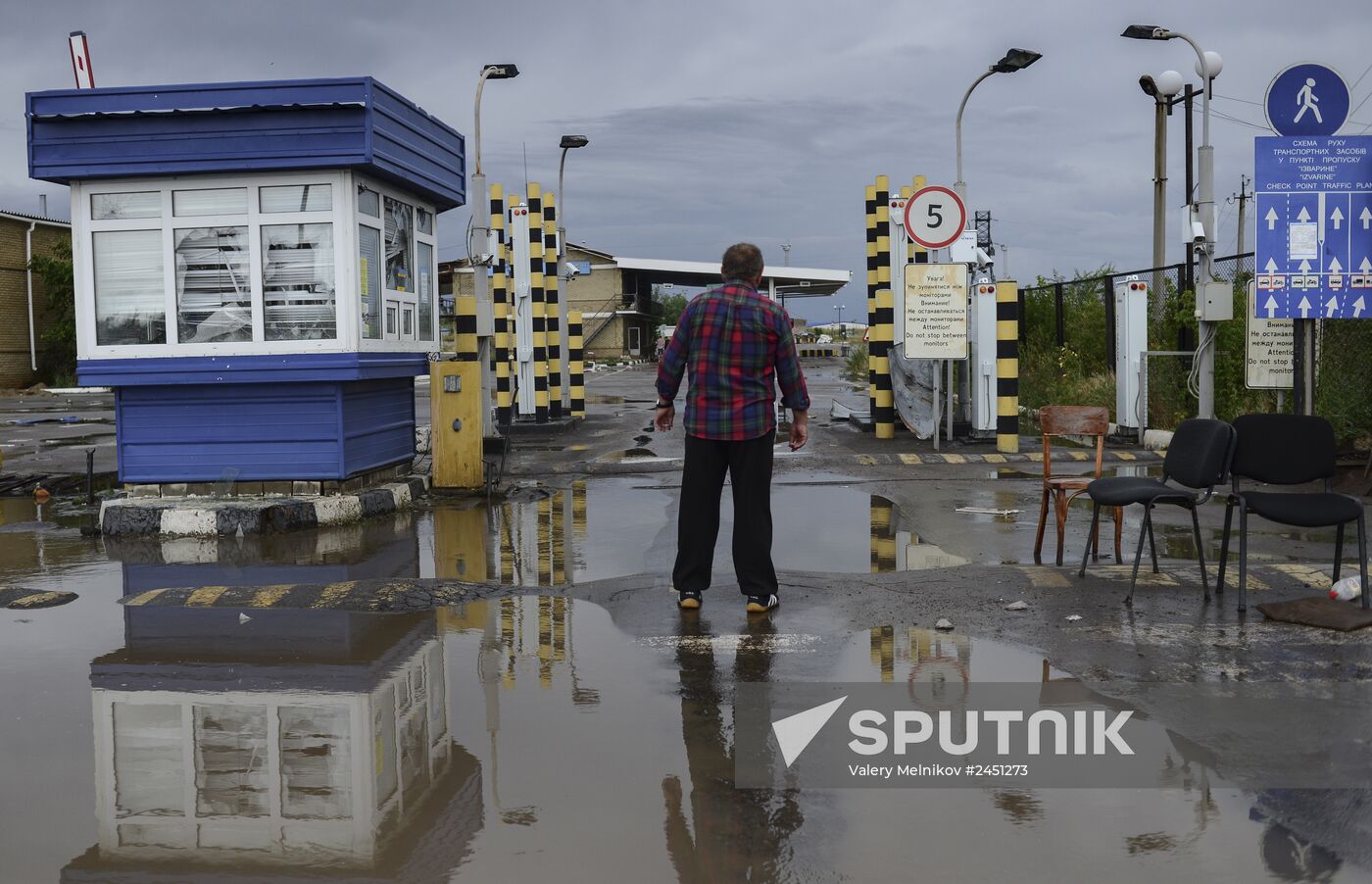 Izvarino border crossing point after shelling