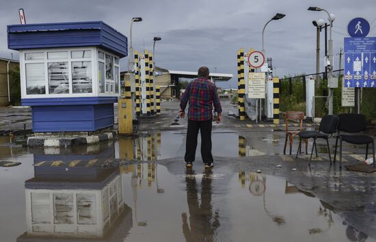 Izvarino border crossing point after shelling