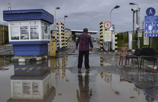 Izvarino border crossing point after shelling