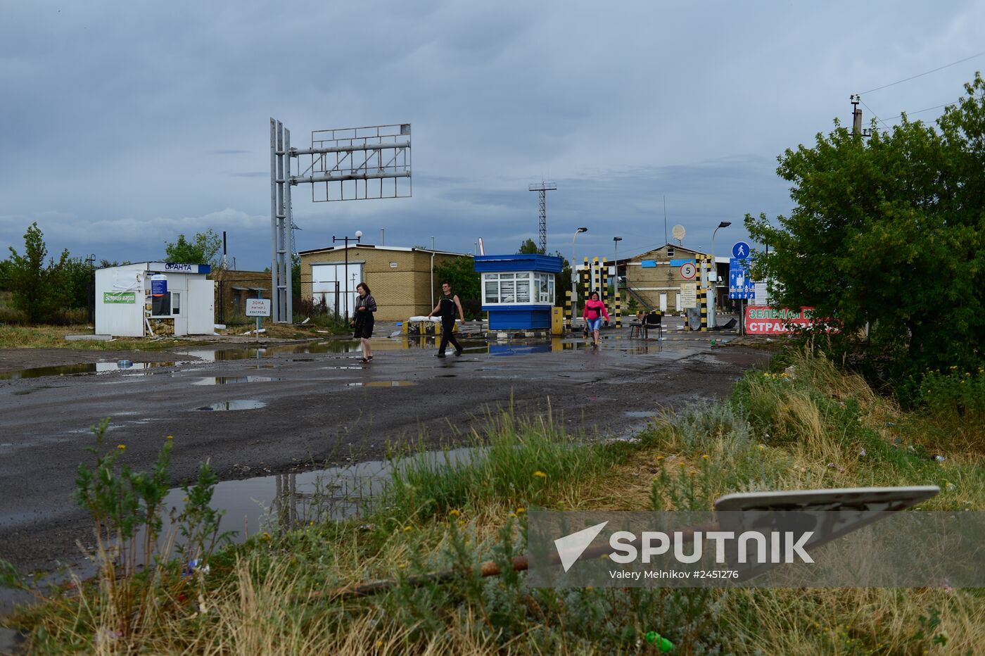 Izvarino border crossing point after shelling