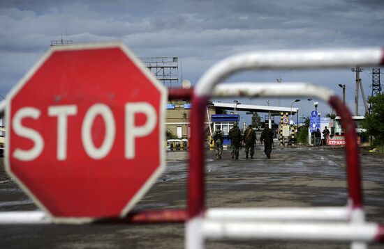 Izvarino border crossing point after shelling