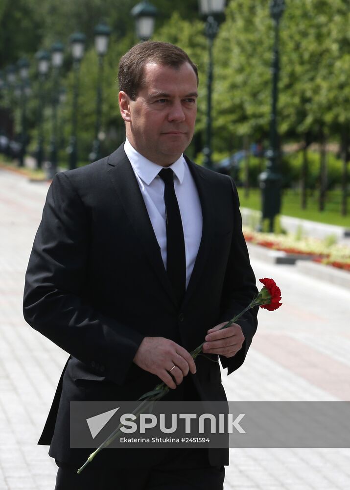 Putin and Medvedev lay flowers at the Tomb of the Unknown Soldier at the Kremlin Wall