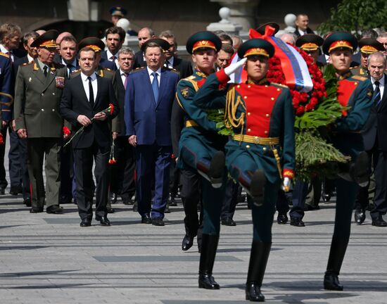 Putin and Medvedev lay flowers at the Tomb of the Unknown Soldier at the Kremlin Wall