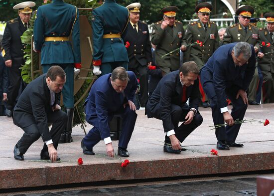 Vladimir Putin and Dmitry Medvedev lay flowers at Tomb of Unknown Soldier near Kremlin Wall