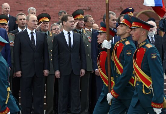 Putin and Medvedev lay flowers at the Tomb of the Unknown Soldier at the Kremlin Wall