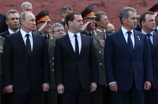 Vladimir Putin and Dmitry Medvedev lay flowers at Tomb of Unknown Soldier near Kremlin Wall
