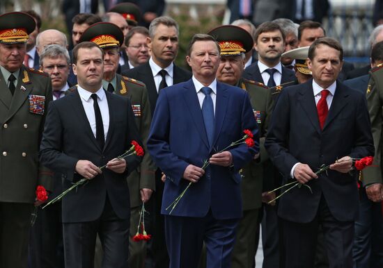 Vladimir Putin and Dmitry Medvedev lay flowers at Tomb of Unknown Soldier near Kremlin Wall