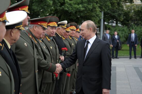 Vladimir Putin and Dmitry Medvedev lay flowers at Tomb of Unknown Soldier near Kremlin Wall