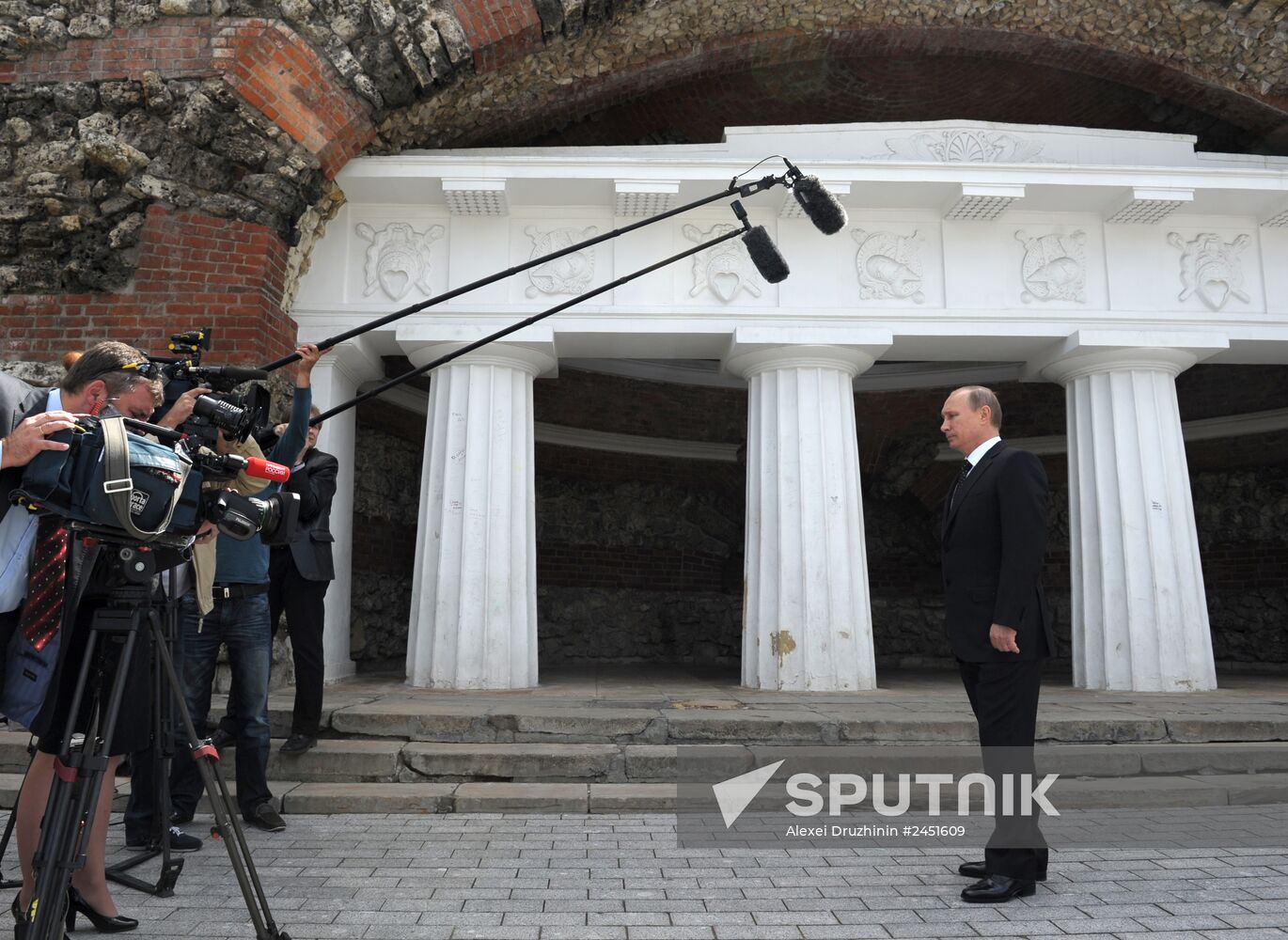 Vladimir Putin and Dmitry Medvedev lay flowers at Tomb of Unknown Soldier near Kremlin Wall