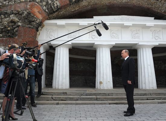 Vladimir Putin and Dmitry Medvedev lay flowers at Tomb of Unknown Soldier near Kremlin Wall