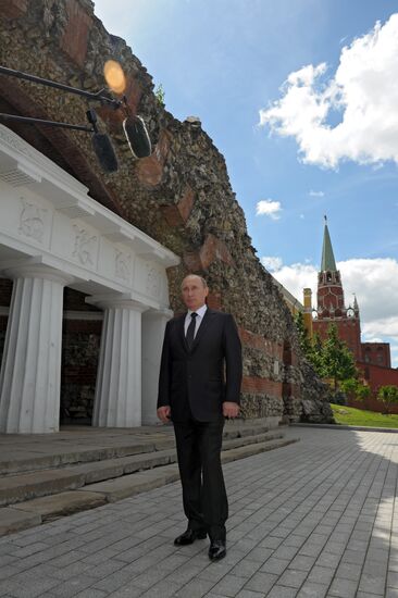 Vladimir Putin and Dmitry Medvedev lay flowers at Tomb of Unknown Soldier near Kremlin Wall