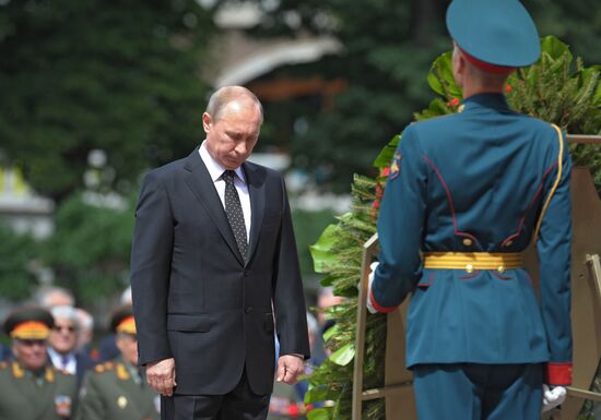 Vladimir Putin and Dmitry Medvedev lay flowers at Tomb of Unknown Soldier near Kremlin Wall