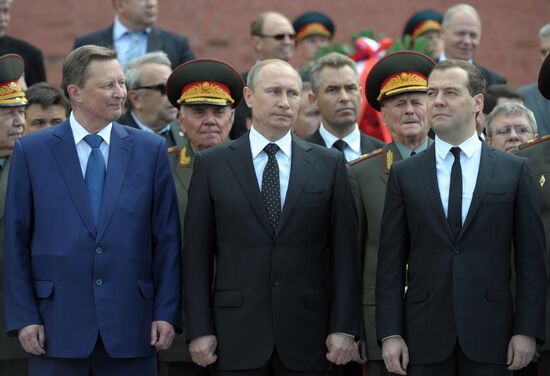 Vladimir Putin and Dmitry Medvedev lay flowers at Tomb of Unknown Soldier near Kremlin Wall