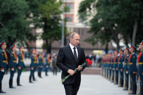 Vladimir Putin and Dmitry Medvedev lay flowers at Tomb of Unknown Soldier near Kremlin Wall