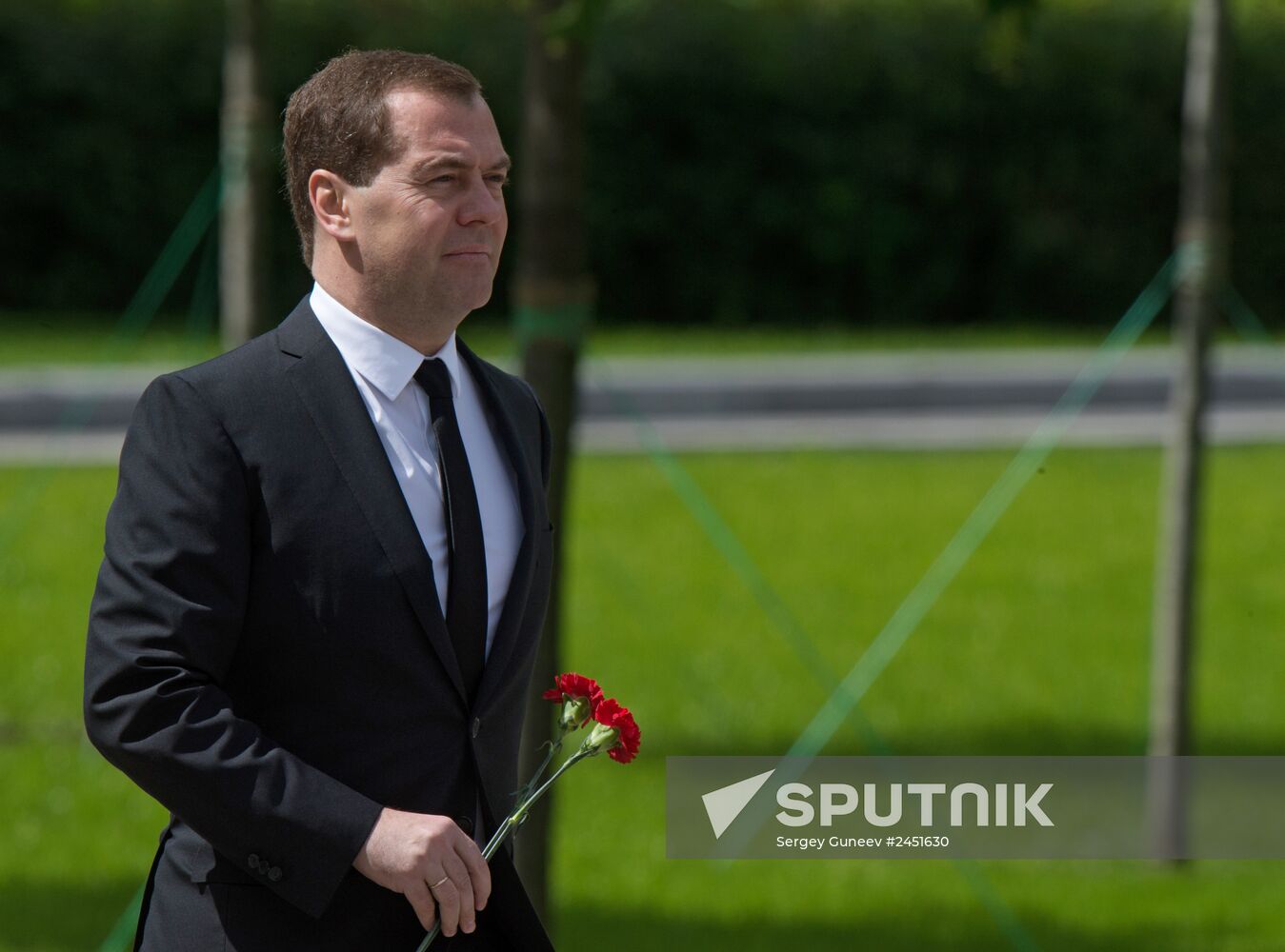 Vladimir Putin and Dmitry Medvedev lay flowers at Tomb of Unknown Soldier near Kremlin Wall