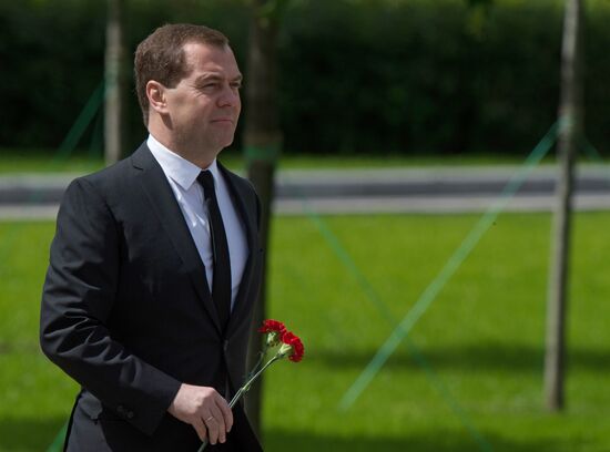 Vladimir Putin and Dmitry Medvedev lay flowers at Tomb of Unknown Soldier near Kremlin Wall