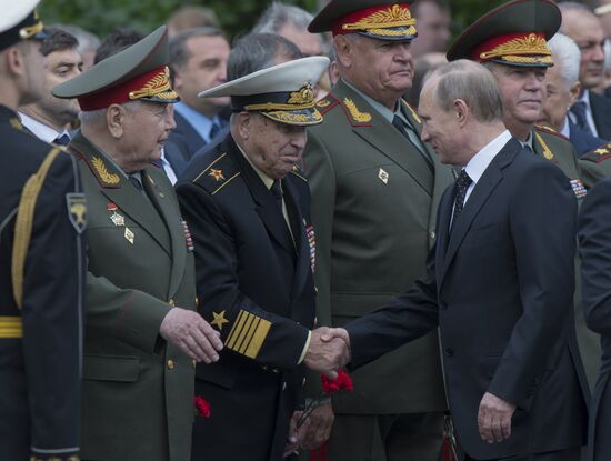 Vladimir Putin and Dmitry Medvedev lay flowers at Tomb of Unknown Soldier near Kremlin Wall