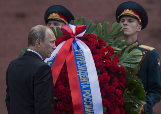 Vladimir Putin and Dmitry Medvedev lay flowers at Tomb of Unknown Soldier near Kremlin Wall