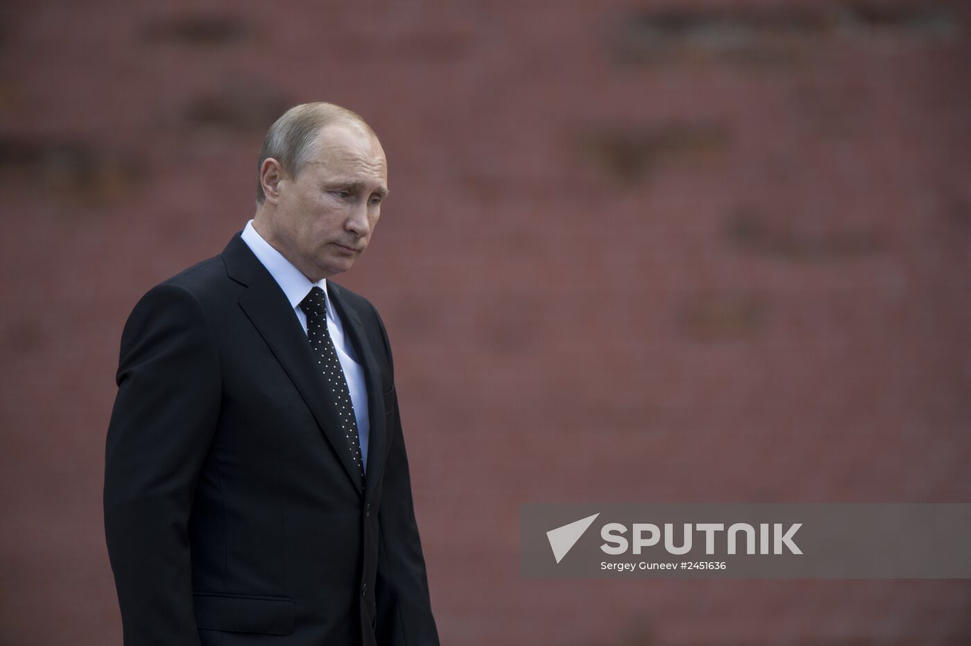 Vladimir Putin and Dmitry Medvedev lay flowers at Tomb of Unknown Soldier near Kremlin Wall