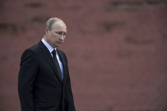 Vladimir Putin and Dmitry Medvedev lay flowers at Tomb of Unknown Soldier near Kremlin Wall