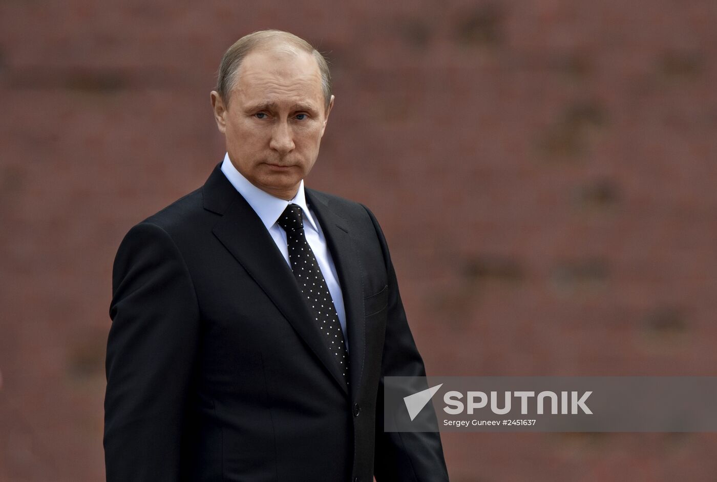 Vladimir Putin and Dmitry Medvedev lay flowers at Tomb of Unknown Soldier near Kremlin Wall