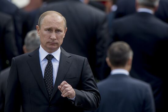 Vladimir Putin and Dmitry Medvedev lay flowers at Tomb of Unknown Soldier near Kremlin Wall