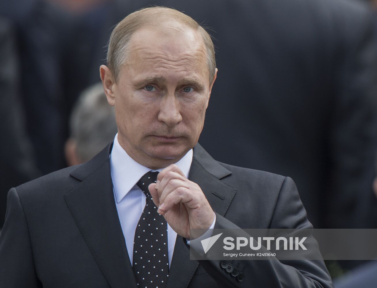 Vladimir Putin and Dmitry Medvedev lay flowers at Tomb of Unknown Soldier near Kremlin Wall