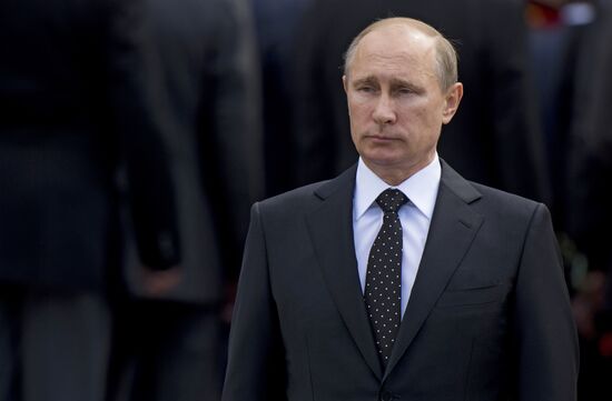 Vladimir Putin and Dmitry Medvedev lay flowers at Tomb of Unknown Soldier near Kremlin Wall