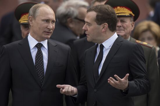 Vladimir Putin and Dmitry Medvedev lay flowers at Tomb of Unknown Soldier near Kremlin Wall