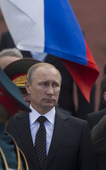 Vladimir Putin and Dmitry Medvedev lay flowers at Tomb of Unknown Soldier near Kremlin Wall